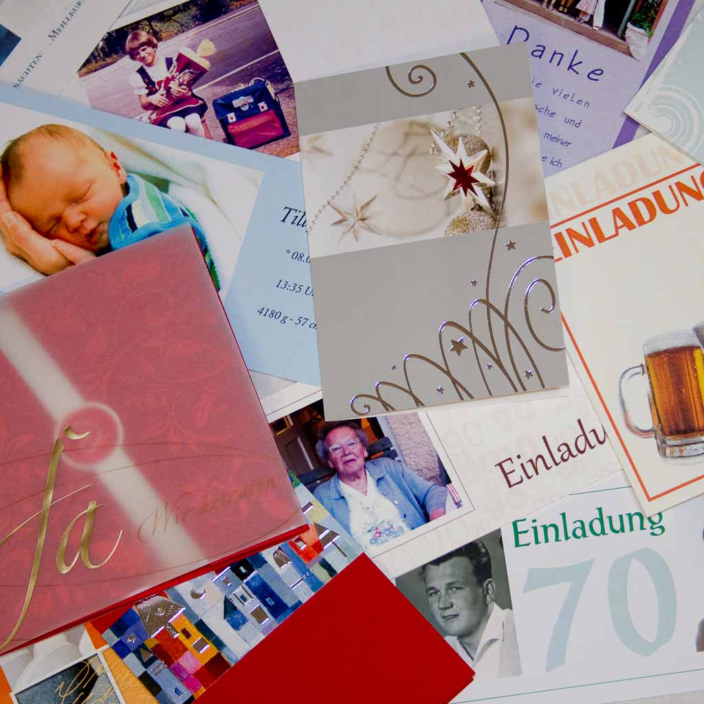 Verschiedene Einladungen liegen kreuz und quer