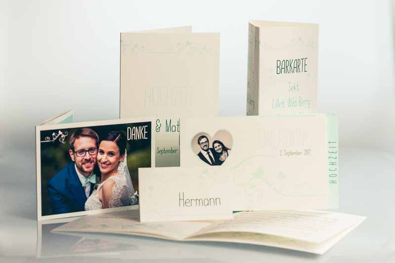 Hochzeitspaket-2583 Hochzeitspaket bestehend aus Einladungen, Tischkärtchen, Menükarte, Barkarte, Liedheft und Dankeskarte.