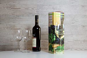 individuell bedruckter Weinkarton mit Weinflasche und Weingläsern